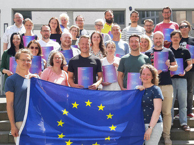 Teilnehmer und Teilnehmerinnen mit Europaflagge