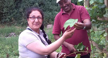 Ein Mann und eine Frau bei der Arbeit im Kulturgarten