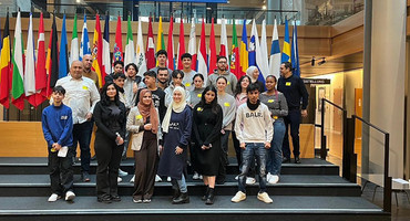 Gruppenbild vor europäischen Flaggen