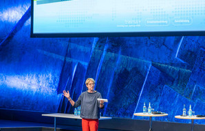 Die Moderatorin der Veranstaltung auf der Bühne