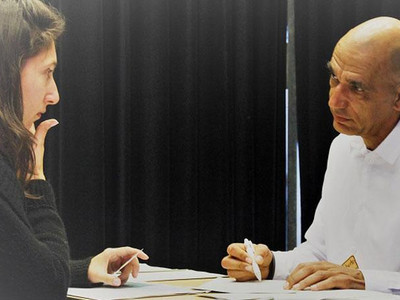 Mann interviewt Frau