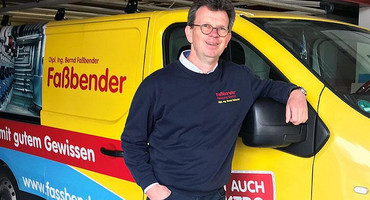 Ausbilder Faßbender vor Firmenwagen