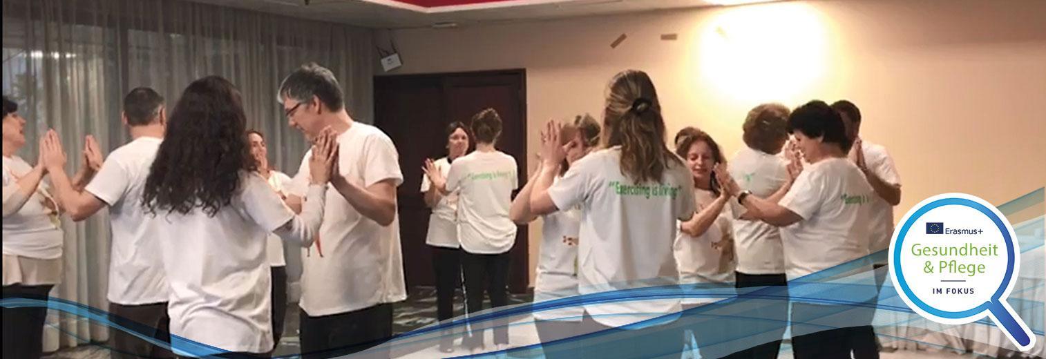 Teilnehmende am Erasmus+-Projekt bei den Tanzübungen