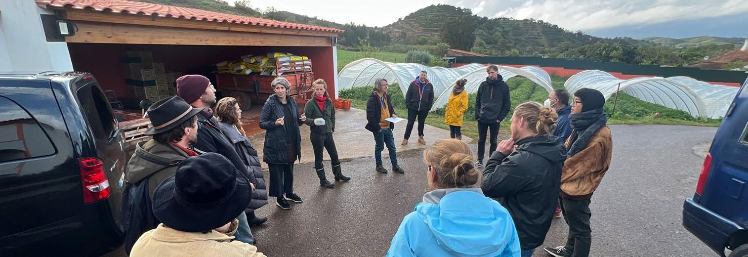 Eine Gruppe von Menschen trifft sich im Freien