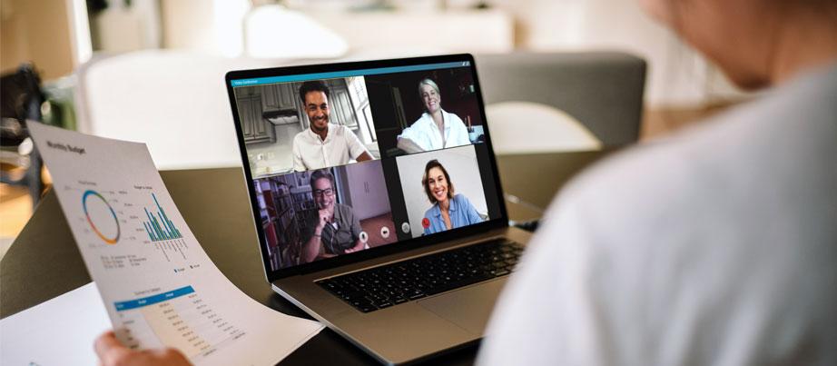 Person im Homeoffice bei Videokonferenz