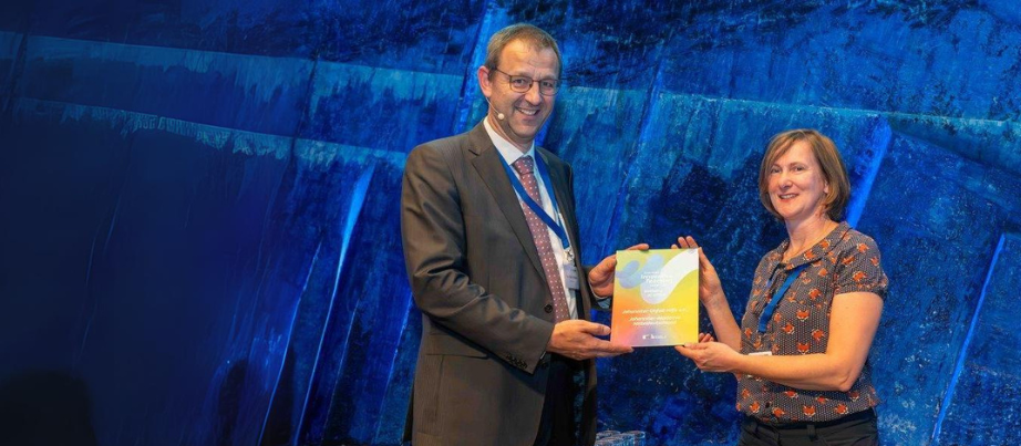 Berthold Hübers Leiter der Nationalen Agentur und Preisträgerin Jana Goldberg