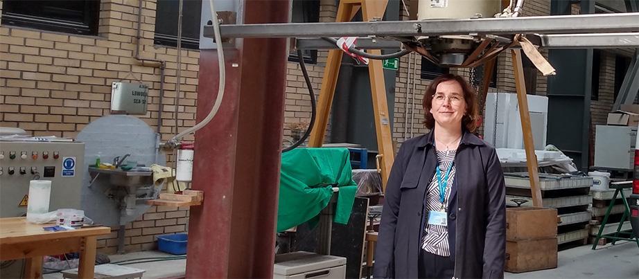 Frau auf einer Baustelle