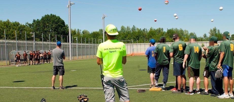 Jugendliche beim Soft- und Baseballspiel