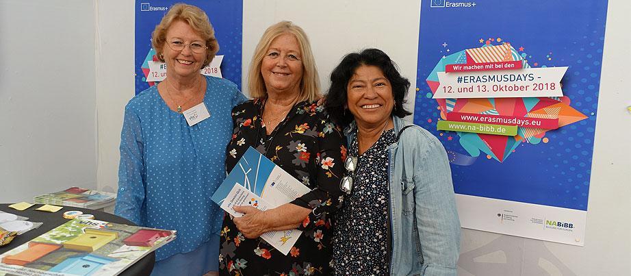 Hélène Sajons mit Projektteilnehmenden