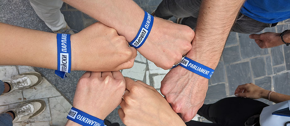 Fünf Fäuste bilden einen Kreis