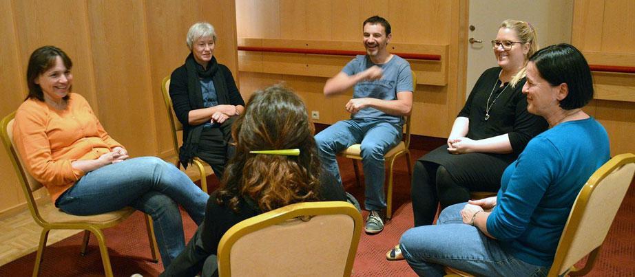 Erasmus+-Teilnehmende im Stuhlkreis