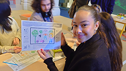 Schülerin hält ein Schild in die Kamera