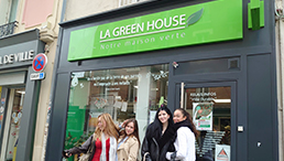 Schülerinnen vor dem Green House in Paris