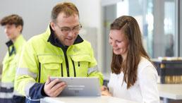 Ausbilder bespricht Lernergebnis mit Auszubildenden