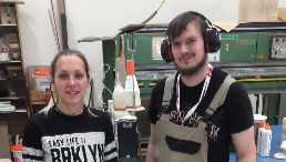 Zwei Auszubildende in einer Werkstatt