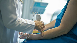 Ärztin behandelt Patientin im Krankenhaus