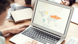 Internationalisierungsstrategie am Laptop