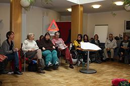 Menschen im Stuhlkreis