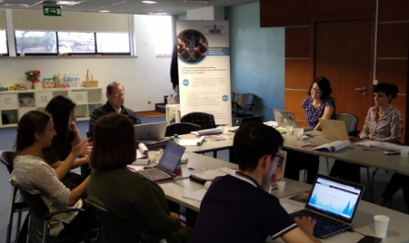 Arbeitsgruppe sitzt um einen Tisch herum.