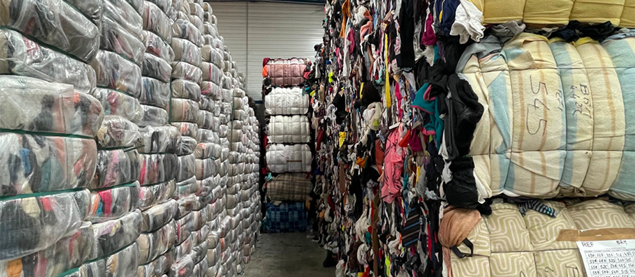 Stoffe auf Rollen und gestapelt