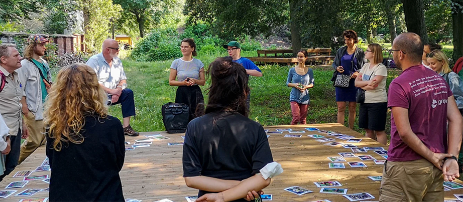 Gruppe bei einer Teamaktivität