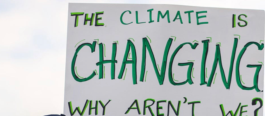 Selbstgeschriebenes Schild, das Wort "Changing" sticht hervor