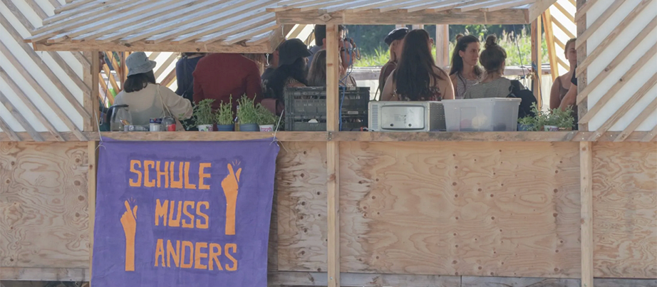 selbstgebaute Bude mit Schild "Schule muss anders"