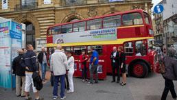 Erasmus+-Projektgruppe vor englischen Bus