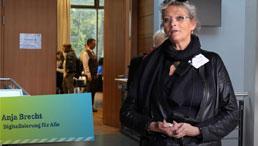 Filmausschnitt mit einer Expertin im Interview