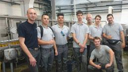 Acht männliche Projektteilnehmende