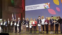 Die Projektteilnehmenden bei der Preisverleihung auf der Bühne