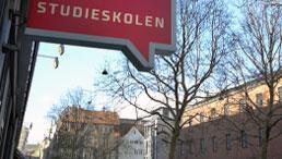 Schild der Sprachschule Studieskolen