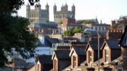 Reihenhäuser mit einer Kathedrale im Hintergrund