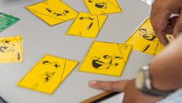 Es liegen gelbe Karten auf einen Tisch verteilt