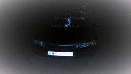 Ein schwarzes Auto steht im Dunkeln